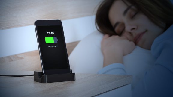 نتایج تحقیقات جدید: شارژ گوشی در شب می‌تواند بر کیفیت خواب تاثیر بگذارد