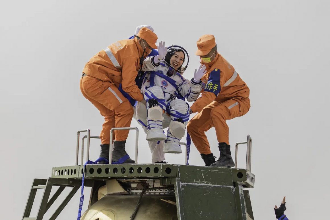 فضانوردان چینی در ایستگاه فضایی تیانگونگ چین 